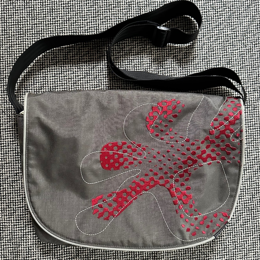 Vintage CRUMPLER “Mood Smuggler M” Bag - Gray and Red Stitching - fits 13" 💻
